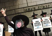Manifestantes da PETA durante o protesto de Halloween contra o uso de peles por Anna Wintour, em 28 de outubro de 2005, no edifício da Condé Nast, em Nova York Manifestantes da PETA durante o protesto de Halloween contra o uso de peles por Anna Wintour, em 28 de outubro de 2005, no edifício da Condé Nast, em Nova York