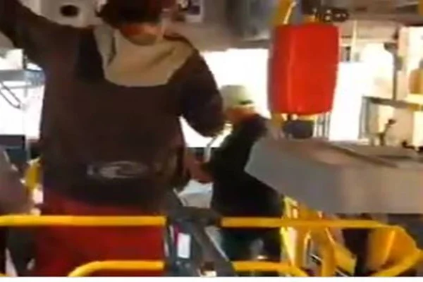 Vídeo: homem com faca expulsa passageiro sem máscara de ônibus