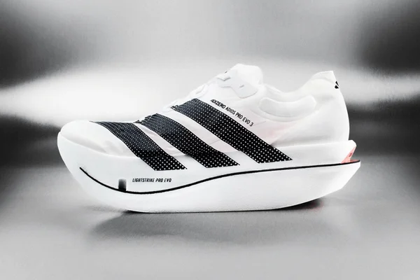 foto com cor. modelo adidas adizero Adios Pro Evo 3 - metrópoles