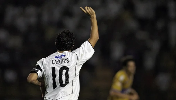 Imagem colorida de Tevez