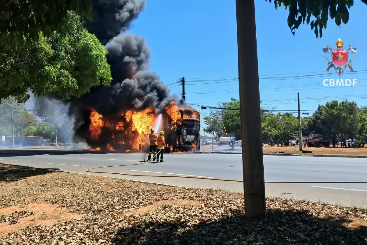 Ônibus de viagem com 25 passageiros pega fogo e fica totalmente destruído - imagem 2 Ônibus de viagem com 25 passageiros pega fogo e fica totalmente destruído - imagem 2