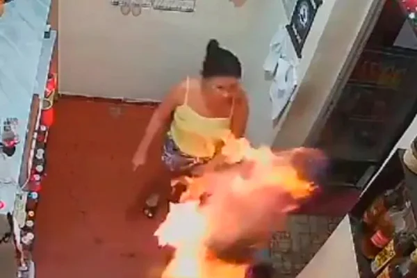 Imagem de câmera de segurança de mulher tacando fogo em marido