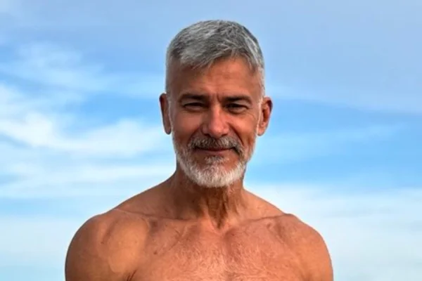 Aos 56 anos, Leonardo Vieira arranca suspiros ao posar de sunga
