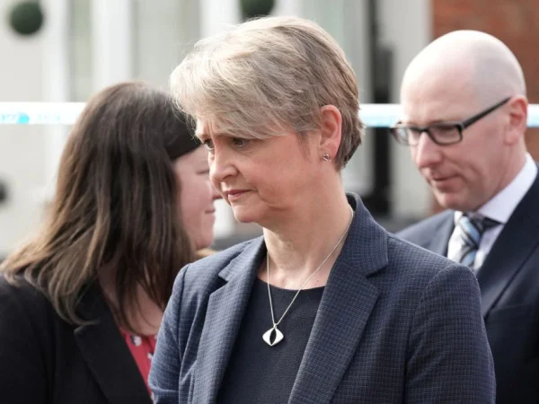 Ministra do Interior, Yvette Cooper, presta homenagem às crianças vítimas de um ataque com faca em 30 de julho de 2024 em Southport, Inglaterra - Metrópoles