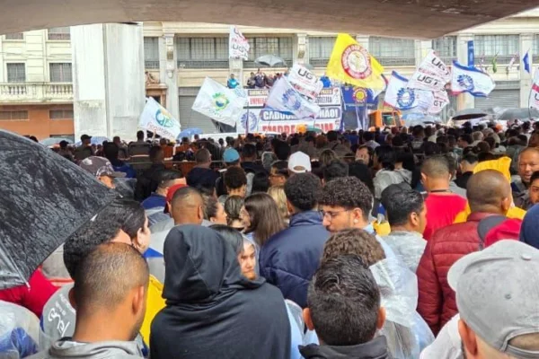 Ato de eletricitários na manhã desta quinta-feira (12/3) é realizado na Praça do Patriarca, zona central de São Paulo - Metrópoles