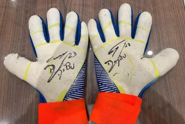 Luvas autografadas de Dibu Martínez