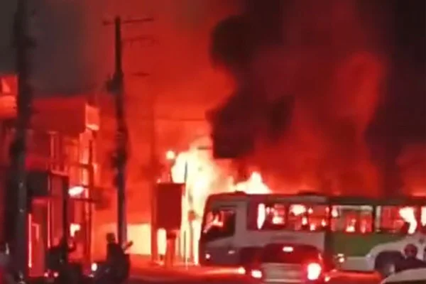 Incêndio em ônibus resultou na interdição da via, com atuação de bombeiros e registro de congestionamento intenso nesta terça-feira (5/5) - Metrópoles