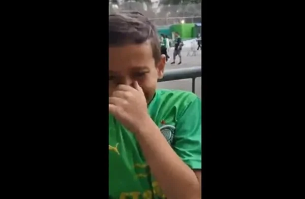 Garoto chora após ser barrado por cartaz com pedido a Rony
