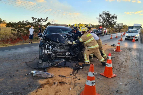 Acidente entre carros e ônibus interdita trecho da BR-020 no DF
