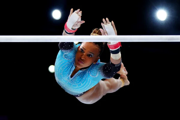 Imagem colorida de Rebeca Andrade, ginasta brasileira disputando o Campeonato mundial na Antuérpia- Metrópoles