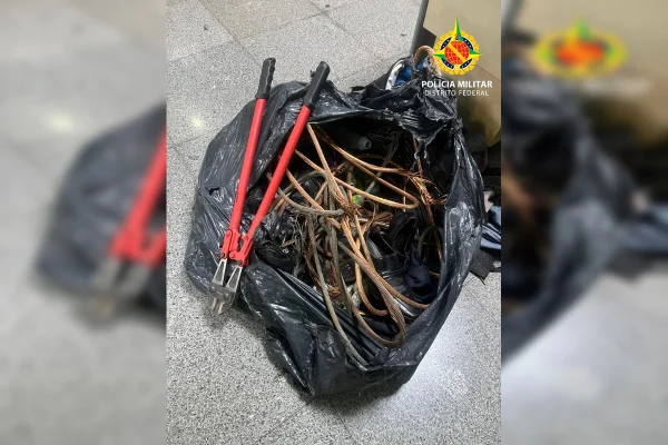 Foto colorida de cabos furtados que foram recuperados em saco preto