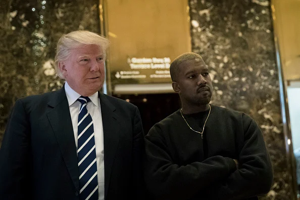 Donald Trump e Kanye Weest na frente da Trump Tower em Nova York