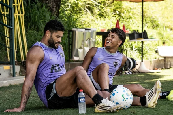 Imagem colorida de Hulk e seu filho Ian Angelo