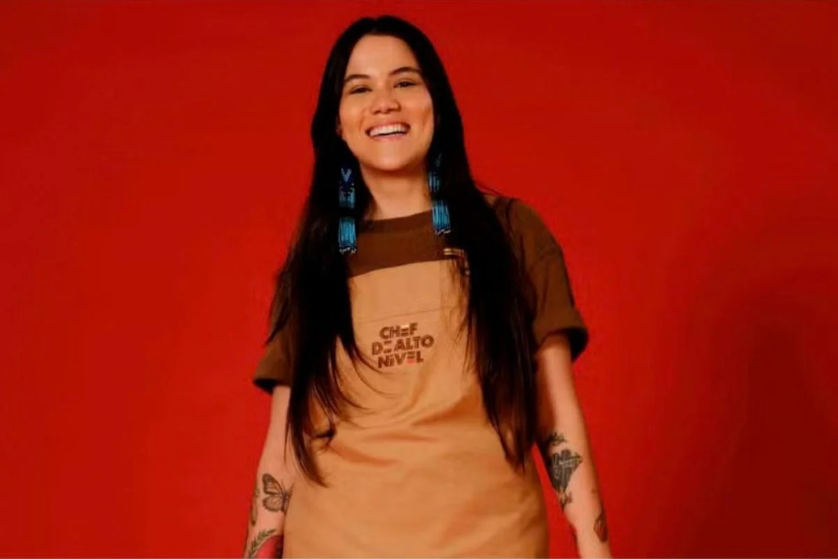 Deborah Pataxó, 32 anos, cozinheira da internet, é natural de Alcobaça (BA) e cria conteúdo sobre culinária indígena e receitas brasileiras e asiáticas Deborah Pataxó, 32 anos, cozinheira da internet, é natural de Alcobaça (BA) e cria conteúdo sobre culinária indígena e receitas brasileiras e asiáticas