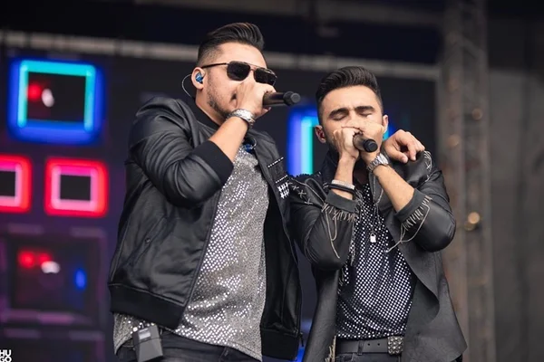 os parazim cantando em cima de palco