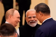 O primeiro-ministro da Índia, Narendra Modi, conversa com o presidente da Rússia, Vladimir Putin (E), e com o presidente da China, Xi Jinping, antes da Cúpula da Organização para Cooperação de Xangai (OCX) de 2025, no Centro de Convenções e Exposições Meijiang, em Tianjin, China.
