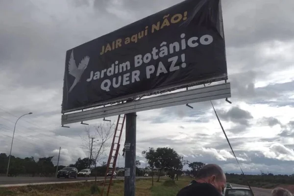 Outdoor colocado por moradores do Jardim Botânico contra mudança de Bolsonaro para lá - Metrópoles