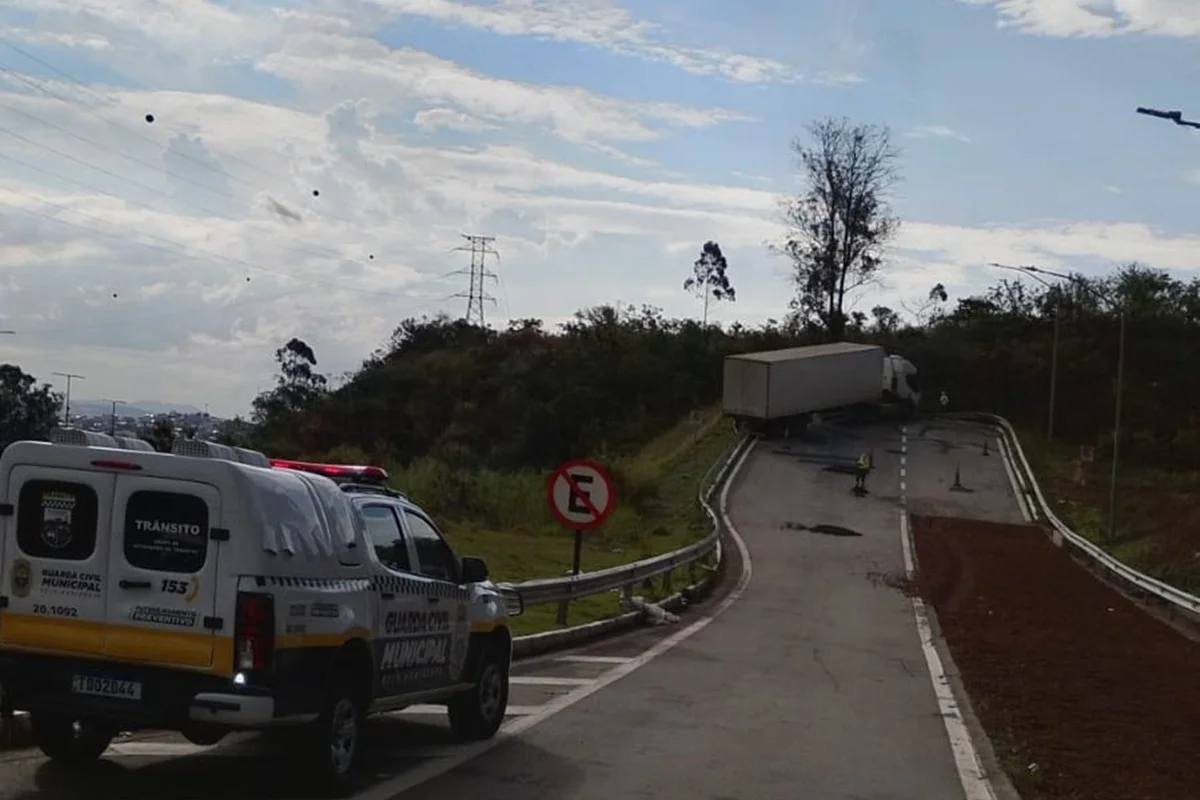 Caminhoneiro erra área de escape no Anel de BH e quase tomba caminhão