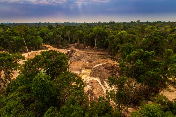 imagem colorida de mina de exploração ilegal de minérios no pará