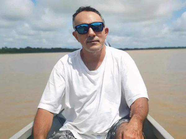 homem de barco em rio