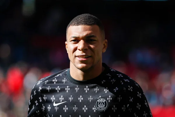 Barcelona vai disputar Mbappé com Real Madrid e PSG, diz jornal