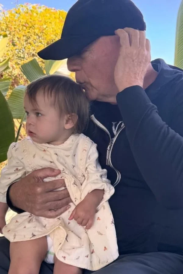 Bruce Willis faz rara aparição no casamento da filha. Veja foto - destaque galeria Bruce Willis faz rara aparição no casamento da filha. Veja foto - destaque galeria