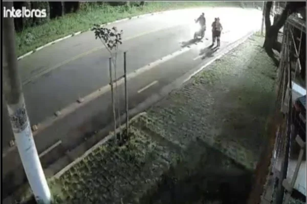 Os ladrões que agrediram a mulher fugiram após o assalto. Segundo o filho da vítima, ela está na UTI devido ao difícil controle da dor - Metrópoles