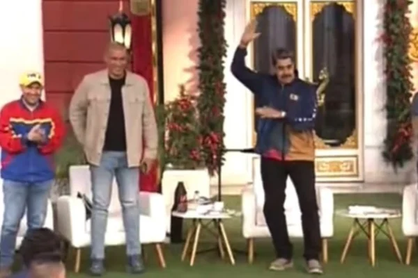 Imagem colorida de Nicolás Maduro dançando - Metrópoles