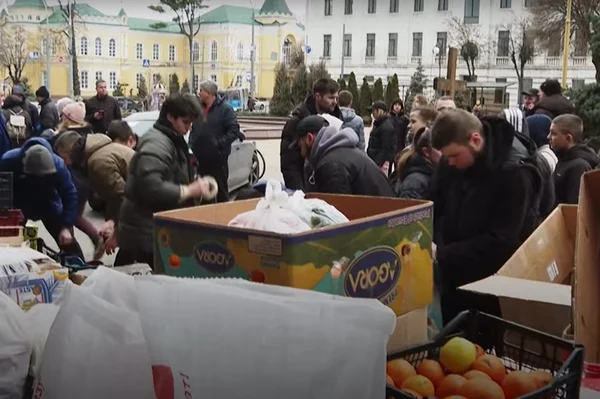 Voluntários na Ucrânia ajudam população com alimentos durante invasão russa - Metrópoles