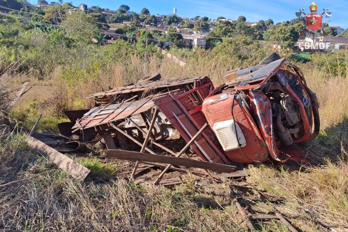 Motorista fica ferido após caminhão descer ribanceira e capotar no DF 15 Acidente caminhão capotado