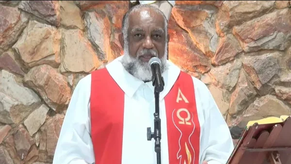 Padre é conhecido na comunidade e teria feito o batismo de uma das vítimas