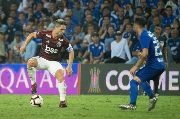 Diego passa por cirurgia e desfalcará Flamengo por ao menos 4 meses