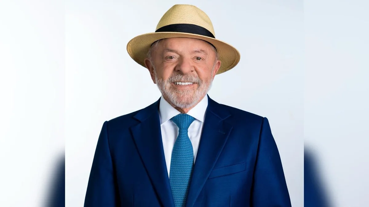 Presidente Lula usa chapéu panamá em foto de urna Presidente Lula usa chapéu panamá em foto de urna