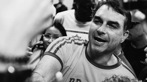 À espera da próxima “casca de banana” de Flávio para si mesmo
