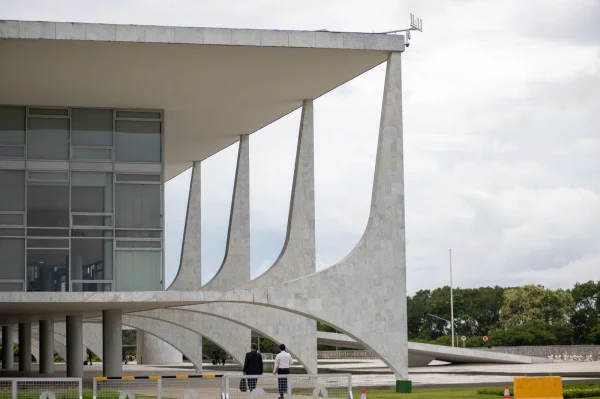 Governo Lula mantém nos palácios escudos antidrones instalados por Heleno