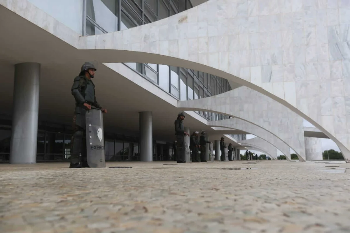 Soldados do exército se posicionam na frente do Palácio do Planalto Soldados do exército se posicionam na frente do Palácio do Planalto