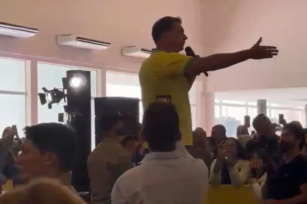 Flávio Bolsonaro durante evento em Sorocaba - metrópoles