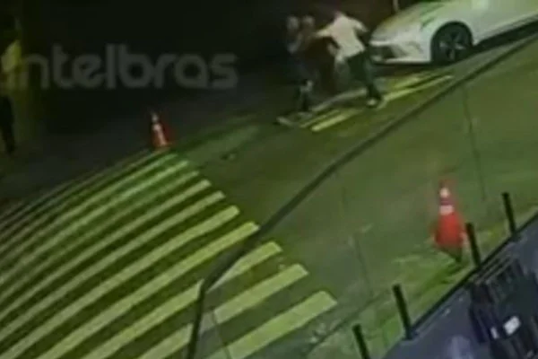 Foto colorida de reprodução de câmera de segurança mostrando vítima de homicídio partindo para cima de motorista de aplicativo, em São Bernardo do Campo, região metropolitana de São Paulo.