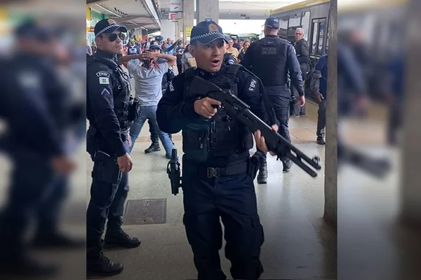 Saiba quem é o PM que apontou escopeta para ambulantes na Rodoviária