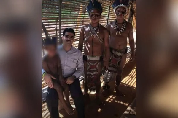 Foto colorida de Abdulhakim Tokdemir ao lado de indígenas em Manaus Amazônia - Metrópoles