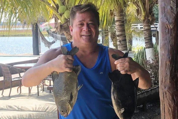 Pescador raiz? Leonardo mergulha em rio e pega peixe com as mãos. Vídeo