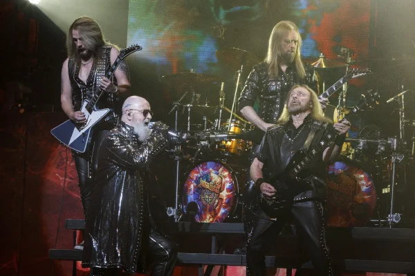 Imagem colorida mostra banda Judas Priest