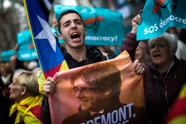 Catalães vão às ruas protestar contra prisão de Puigdemont