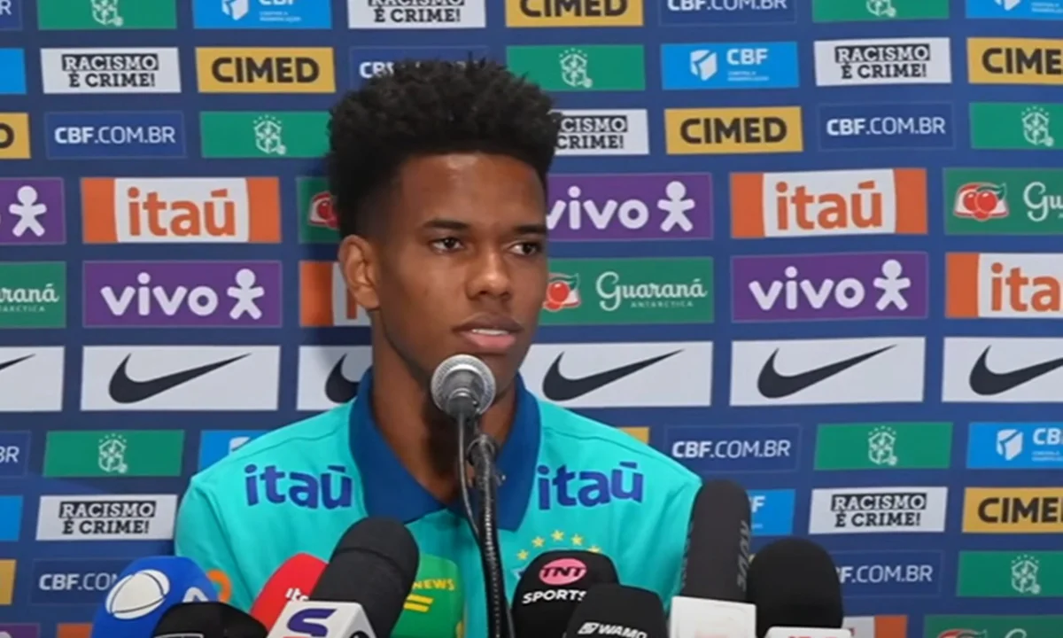 foto colorida de Estêvão, em coletiva pela Seleção Brasileira - Metrópoles