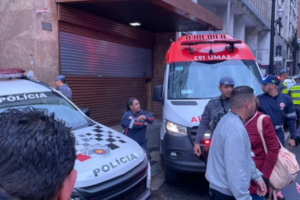 Imagem colorida de ambulância e viatura da PM. Metrópoles