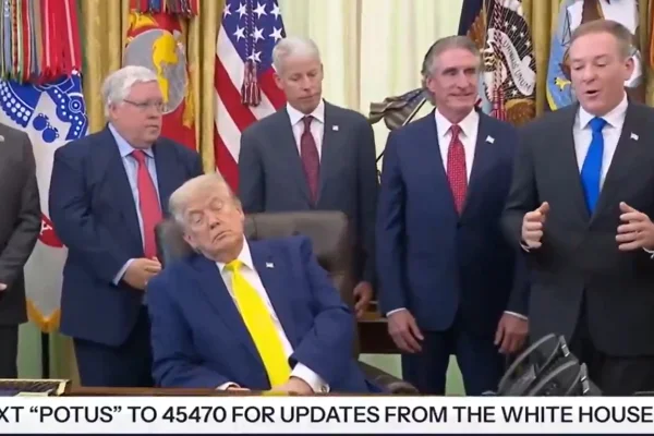 Imagem colorida, Trump é acusado de cochilar em coletiva e vira alvo de ironias na web - Metrópoles