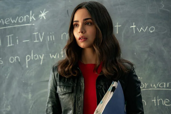 Foto da atriz Sofia Carson como Alex no filme A Lista da Minha Vida da Netflix