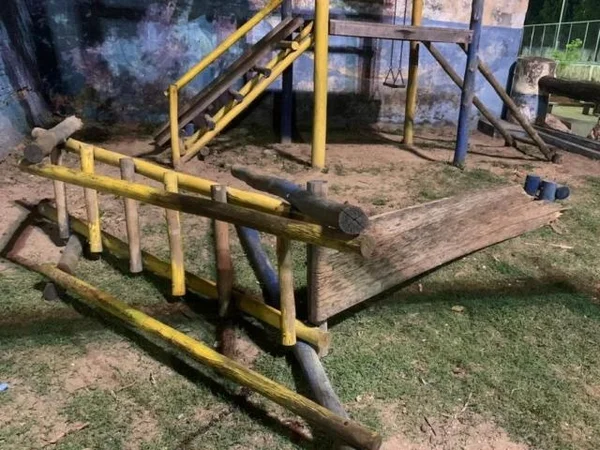 Criança morre atingida na cabeça por pedaço de escorregador