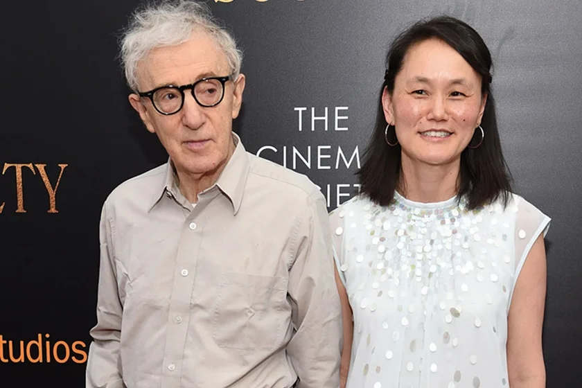 Woody Allen e Mia Farrow foram casados por 12 anos. O relacionamento acabou depois de a atriz ter encontrado fotos nuas de sua filha Soon-Yi Previn na gaveta do diretor. Woody e a menina assumiram o namoro e vivem juntos até hoje. Após alguns anos, outra filha de Mia o denunciou por pedofilia. Dylan Farrow revelou que foi estuprada e abusada diversas vezes quando criança pelo pai adotivo Woody Allen e Mia Farrow foram casados por 12 anos. O relacionamento acabou depois de a atriz ter encontrado fotos nuas de sua filha Soon-Yi Previn na gaveta do diretor. Woody e a menina assumiram o namoro e vivem juntos até hoje. Após alguns anos, outra filha de Mia o denunciou por pedofilia. Dylan Farrow revelou que foi estuprada e abusada diversas vezes quando criança pelo pai adotivo