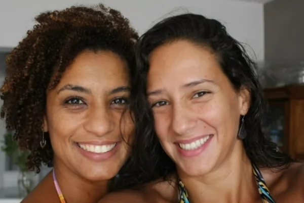 Imagem colorida mostra Marielle e Mônica Benício - Metrópoles